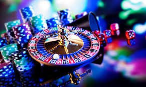 popa77 ကတ်ဂိမ်း Mobile Phone APP ဖြင့် Poker ကစားနေသောမြင်ကွင်း