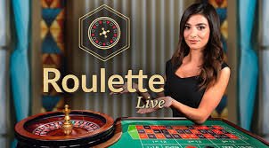 popa77 Online Poker Table ကတ်ဂိမ်း Chips နှင့် Cards ပြသသောမြင်ကွင်း